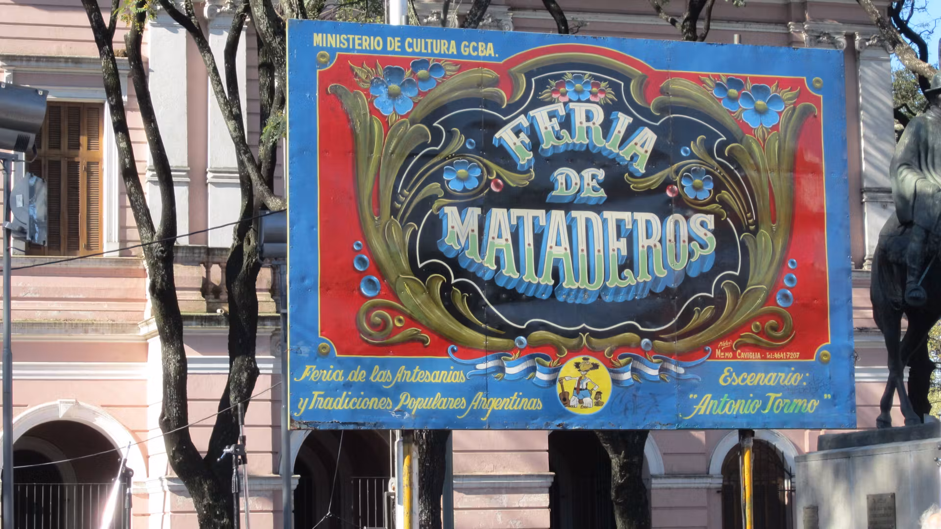 Foto da placa de entrada da Feria de Mataderos